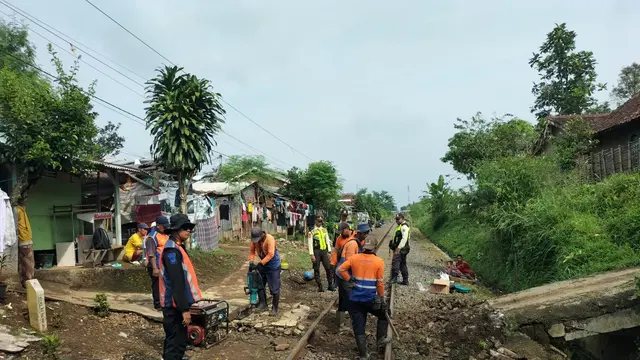 KAI Daop 1 Jakarta menutup perlintasan sebidang liar di KM 54+305, petak jalan antara Stasiun Cisaat - Stasiun Sukabumi, tepatnya di Kampung Babakan Cemerlang, Kecamatan Warudoyong, Kota Sukabumi, Jumat (9/5/2025). (Istimewa)