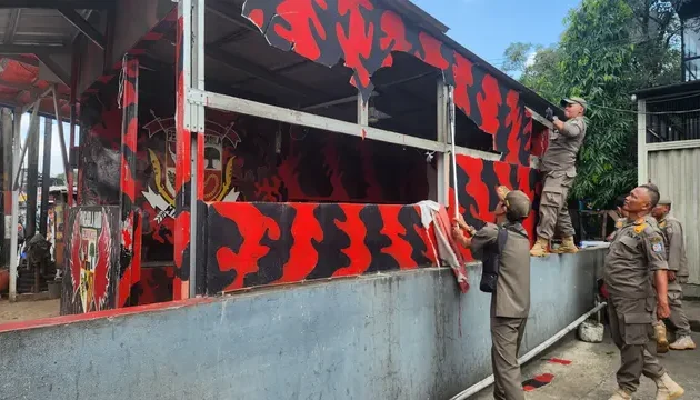 Anggota Satpol PP Kota Depok menertibkan posko ormas dibangun di jalur hijau kawasan GDC, Depok. (Liputan6/Dicky Agung Prihanto)