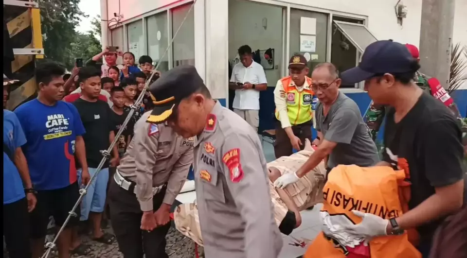 Polisi membawa jenazah pria tewas disambar kereta pada perlintasan Stasiun Poris, Tangerang. (Beritasatu/Wahroni)