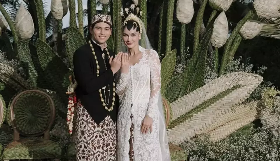 Sehari setelah menjadi istri, di akun Instagram pribadinya Luna Maya memamerkan seserahan mewah dari Maxime. (Instagram @lunamaya)