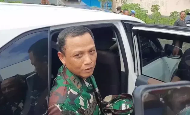 Pangdam Siliwangi Mayjen Dadang Arif Abdurahman memberi keterangan pers terkait penanganan lanjutan kasus ledakan amunisi di Garut, Selasa (13/5/2025). (Beritasatu/Muhamad Rifki Saebani)