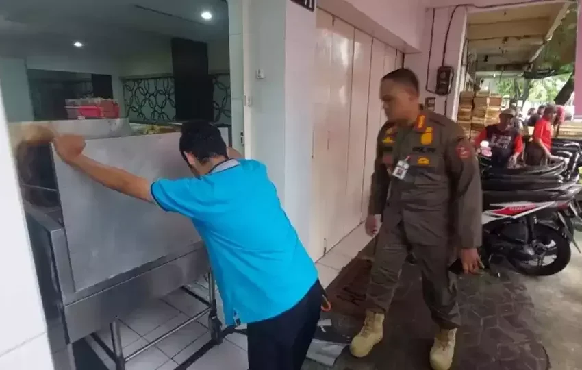 Penutupan sementara rumah makan ayam goreng Widuran di Surakarta oleh Wali Kota Solo, Respati Ardi, Senin, 26 Mei 2025. (Beritasatu/Wijayanti Putri)