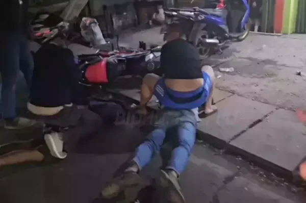 Polisi mengamankan preman yang berasal dari ormas Pemuda Pancasila terkait lahan parkir RSUD Tangsel. (Istimewa)