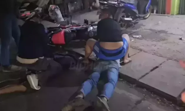 Polisi mengamankan preman yang berasal dari ormas Pemuda Pancasila terkait lahan parkir RSUD Tangsel. (Istimewa)