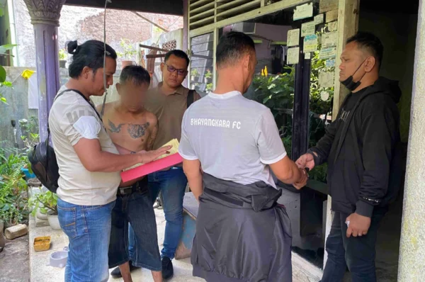 YN alias Perek diciduk Polsek Cengkareng usai petantang-petenteng memalak pengusaha bengkel mobil dengan dalih uang bulanan sambil tenteng sajam di Cengkareng( Dok.Polres Metro Jakarta Barat)